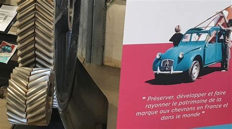 Citroën logotipo šaknis vaizduojantis stendas markės muziejuje Paryžiuje