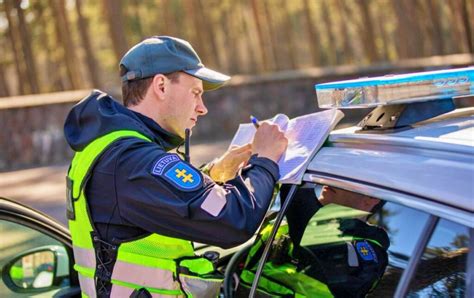 Infografika: Policijos baudų apskundimo procesas