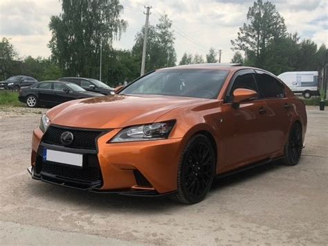Lexus automobilis su naujais ratlankiais