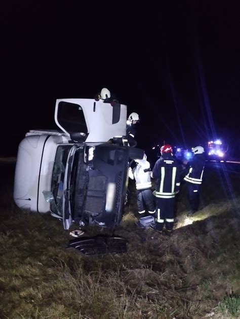 Nuotrauka, vaizduojanti techninės pagalbos automobilį kelyje