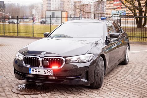 Nežymėtas policijos automobilis kelyje