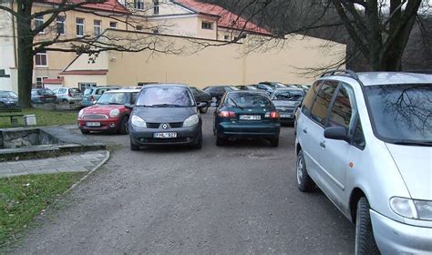Įvairūs visureigiai automobiliai parke