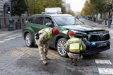 policijos automobilis su svytureliais