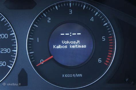 Vaizdas su Volvo V40 prietaisų skydeliu, rodantis alyvos lygio indikatorių