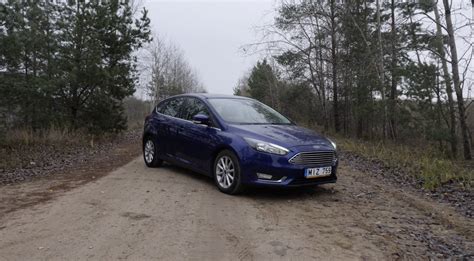 Ford Focus dyzelinis automobilis parke