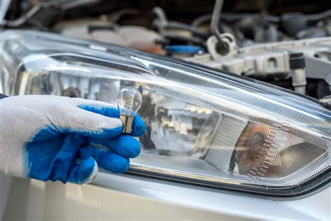 Schema, kaip sukeisti automobilio priekinius žibintus