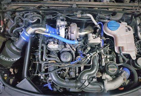 Audi A6 C6 variklio skyrius su pažymėtu generatoriaus diržu