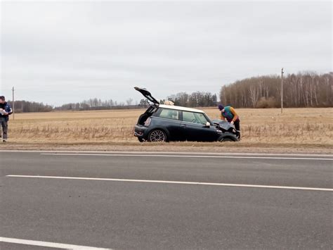 Automobilis sustojęs šalikelėje
