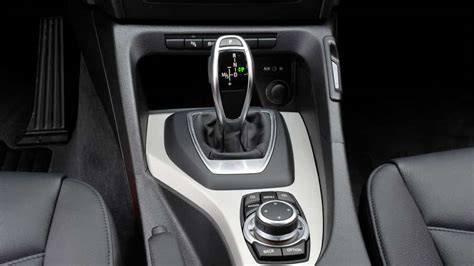 BMW E60 salonas su automatine pavarų dėže