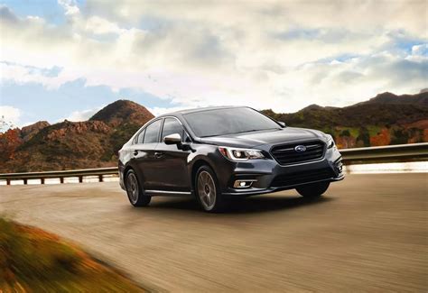 Nuotrauka Subaru Legacy su skirtingais ratlankiais