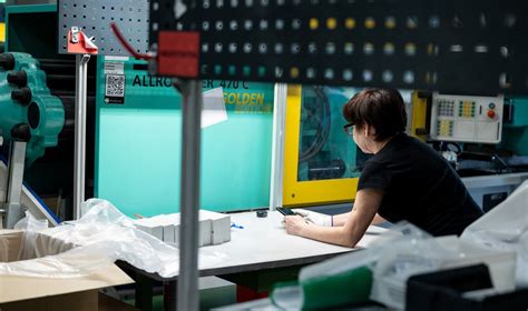 Darbuotojai dirbantys gamykloje