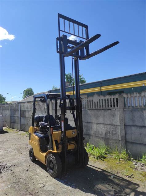 Dujinis šakinis krautuvas sandėlyje