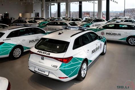 Naujas Seat Leon automobilis policijos ženklu