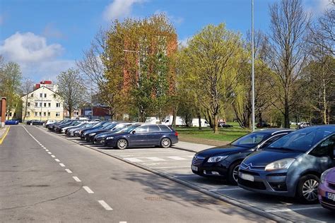 Automobilių stovėjimo vietos su rezervacijos ženklais