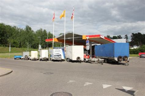 Degalinė su priekabų nuomos punkto ženklu