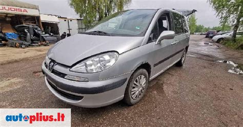 Peugeot 807 automobilis su sumontuotais lieti ratlankiais