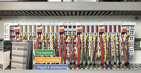 Automobilių elektrikas dirbantis su variklio detalėmis