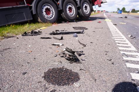 Sunkvežimis ir lengvasis automobilis susiduria kelių eismo įvykyje.