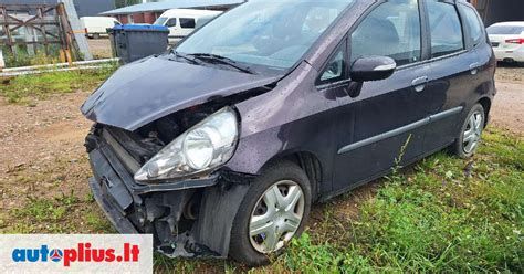 Automobilis su paskolos simboliu