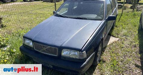 Nuotrauka su įvairiomis naudotomis Volvo dalimis