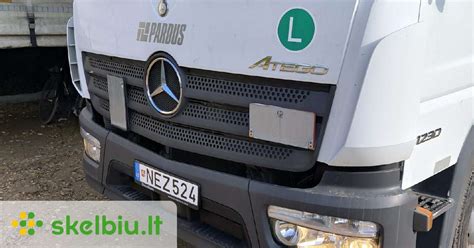 Vairuotojas su sunkvežimiu