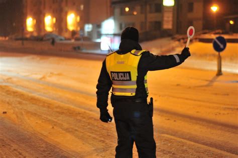 Vairuotojas, žiūrintis į sudėtingas oro sąlygas kelyje
