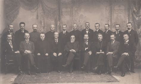 Istorinė nuotrauka ar iliustracija, vaizduojanti laivą audroje.