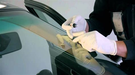 Nuotrauka su automobilių stiklo remonto procese