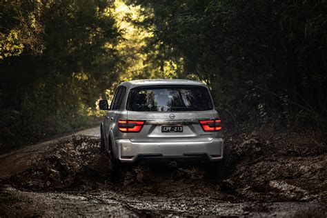 Vyras su Nissan Patrol visureigiu bekelėje