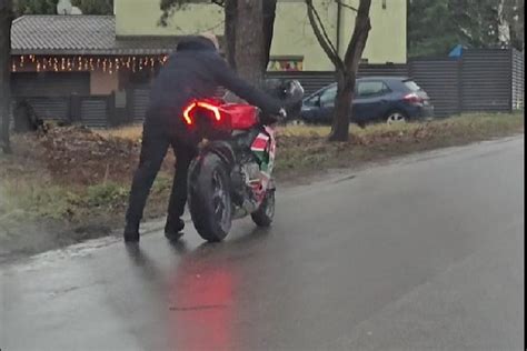 Motociklo su vasarinėmis padangomis ir saulėtas kelias