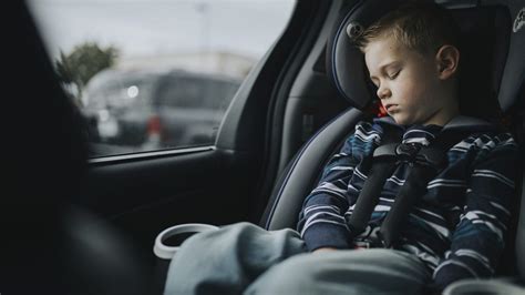 vaikas automobilinėje kėdutėje priekinėje sėdynėje su išjungta oro pagalve