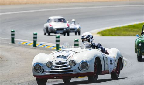 Istorinis Maserati automobilis lenktynių trasoje