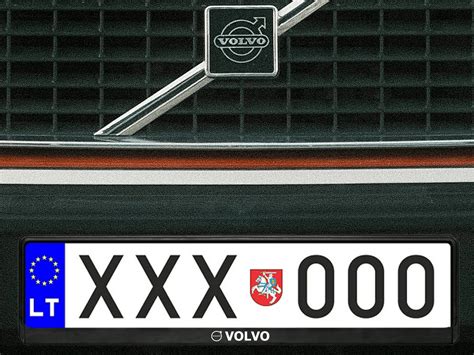 Volvo automobilis su stilizuotais numerių rėmeliais