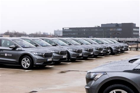 Įvairūs automobiliai šalia lizingo bendrovės