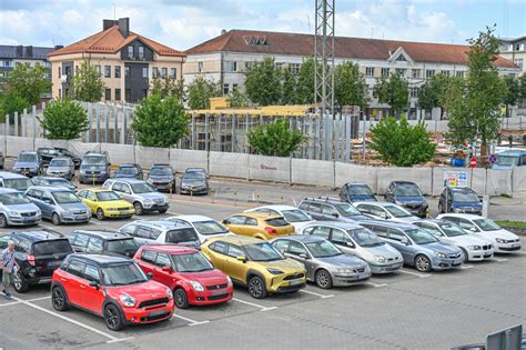 Belgijos automobilių aikštelė su įvairiais naudotais automobiliais