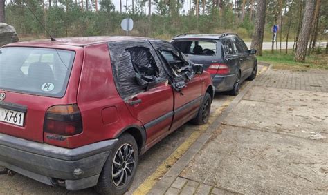 vaizdas iš pasienio kontrolės punkto su ilga automobilių eile