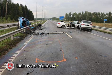 Eismo įvykio vieta su policija ir greitąja pagalba