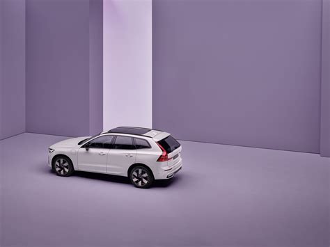 Volvo XC60 stovintis ant lygaus paviršiaus