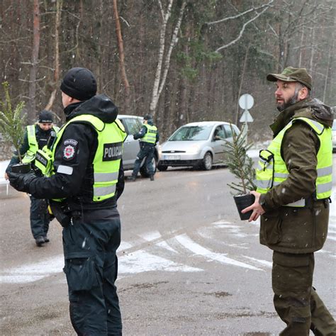 Nuotrauka su policijos pareigūnais, tirianti avariją