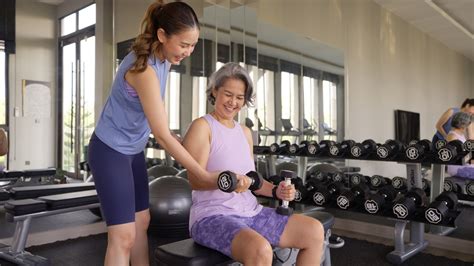 ranka su patemptu riešu, parodyta kaip atlikti pratimus