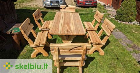 Sodo baldai iš senų padangų