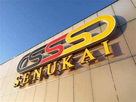 Veikiančios parduotuvės savaitgalį
