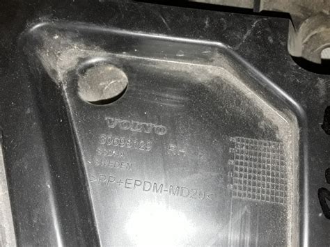 Volvo V50 priekinio kairiojo rato srities schema su pažymėtu 12V kontaktiniu tašku