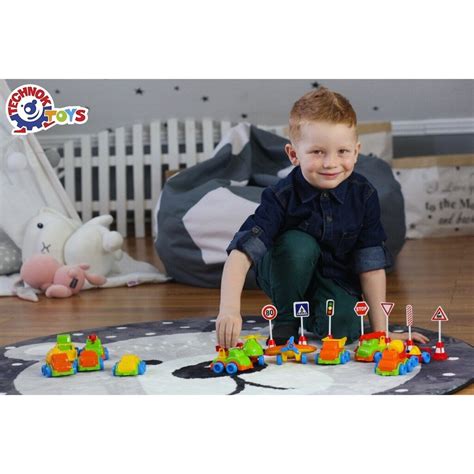 Vaizdinis pavyzdys: vaikai žaidžia su kelio ženklais ir šviesoforu