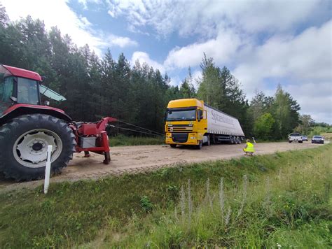 Nuotrauka, kaip evakuatorius kelia automobilį