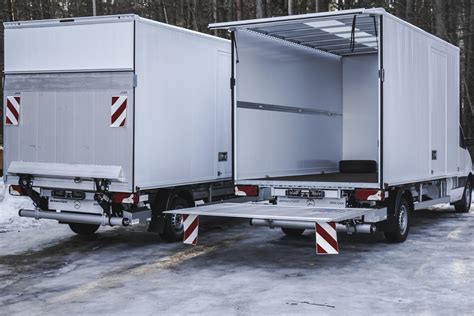 Automobilio kėbulas su tvirtinimo taškais priekabos kabliui