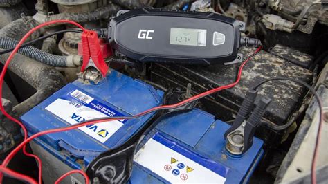 Scheminis vaizdas skirtingų akumuliatoriaus vietų automobilyje