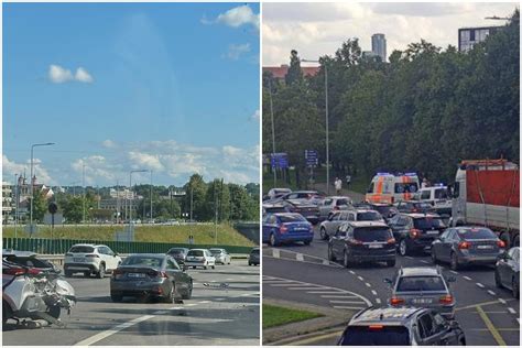 Automobilis ant šaligatvio