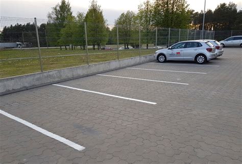 Schema, iliustruojanti atstumus tarp pastatų ir automobilių stovėjimo aikštelių