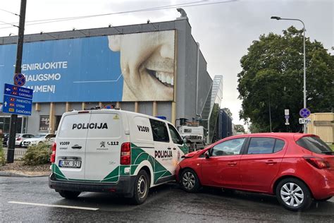 Nuotrauka su policijos automobiliu ir 